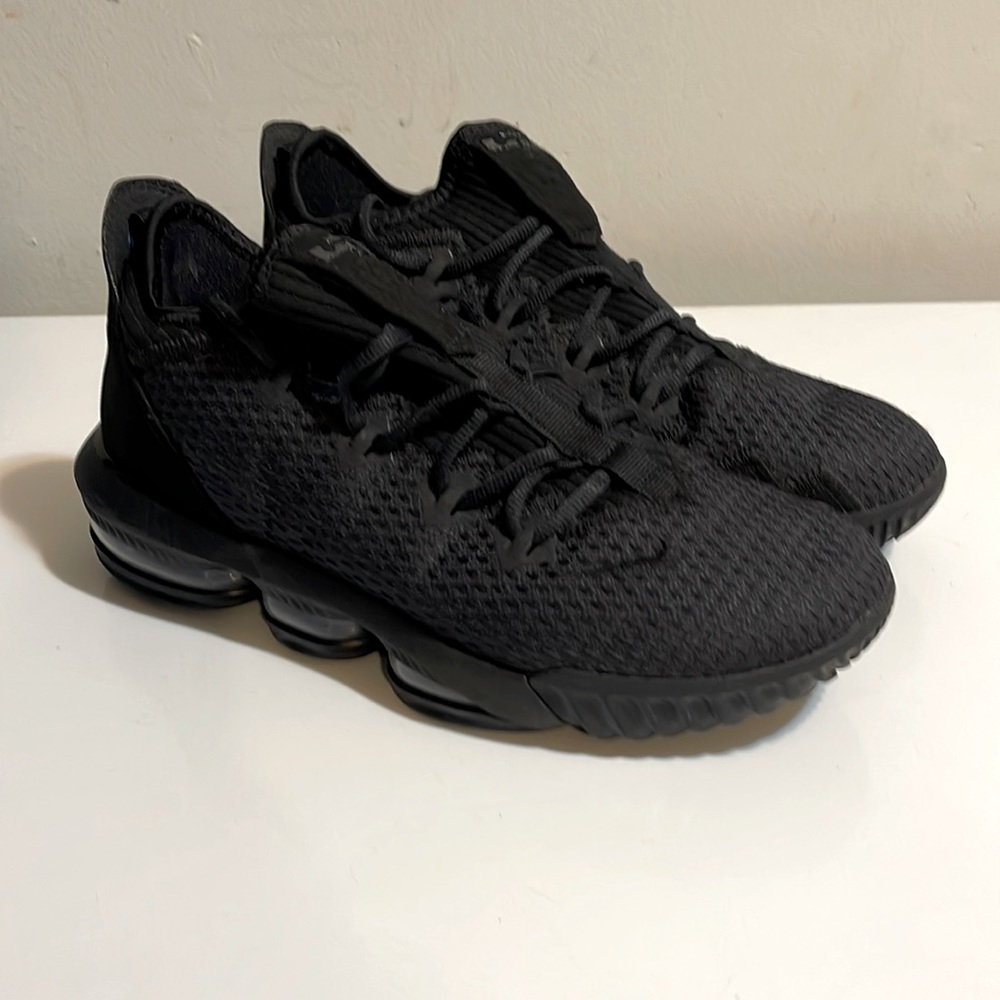 Nike Lebron 16 ‘Triple Black’